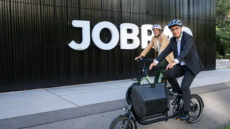 Cem Özdemir mit Uli Prediger radelnd auf dem JobRad-Campus