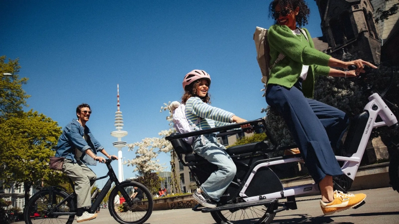 Junge Familie mit Leasing-e-Bike und Lastenrad von JobRad