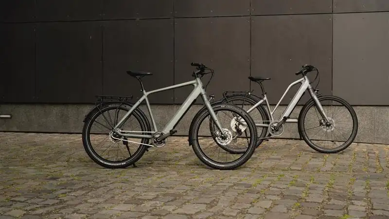 zwei Velo de Ville Bikes stehen vor einer Wand
