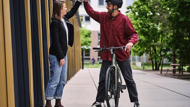 Arbeitgeberin und Jobradler geben sich High Five