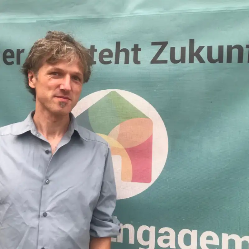 Philipp Bedall vor einem Plakat des Haus des Engagements e. V. Philipp Bedall vor einem Plakat des Haus des Engagements e. V.