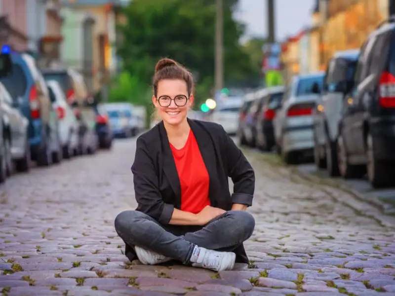 Fahrradheldin Katja Diehl sitzt auf Straße Fahrradheldin Katja Diehl sitzt auf Straße