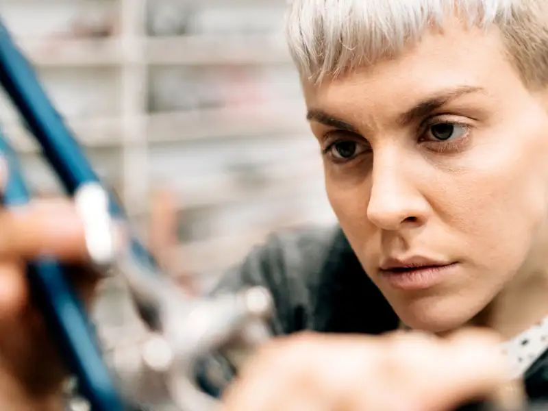 Fahrradmechanikerin an der Arbeit