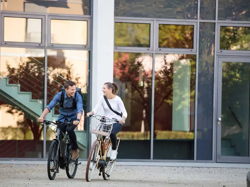 Zwei JobRadler fahren zufrieden in den Feierabend