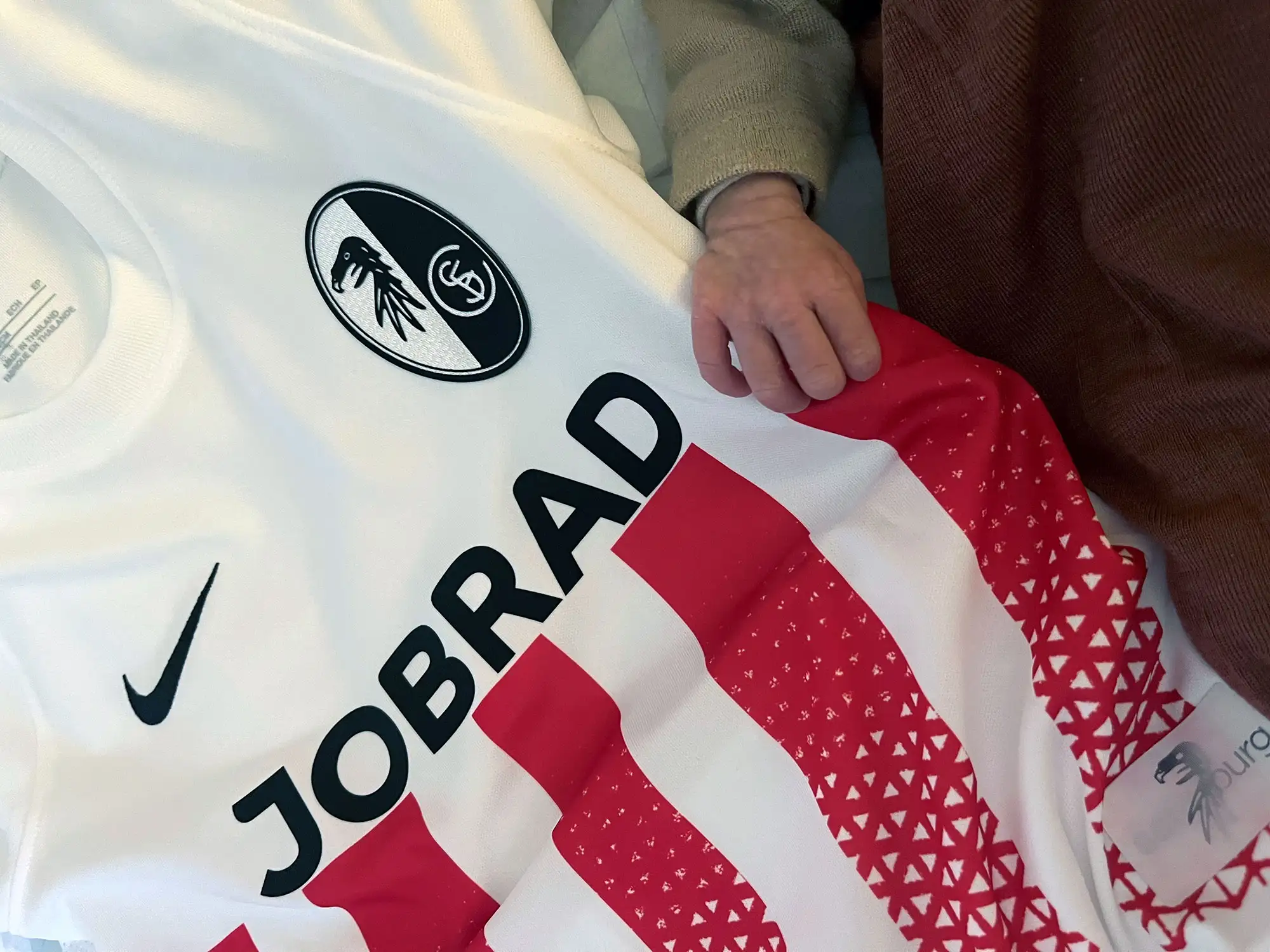 Frisch beschenkt: Baby zupft am SC-Trikot Frisch beschenkt: Baby zupft am SC-Trikot