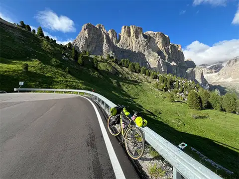 Mit dem JobRad am Sellapass in Italien